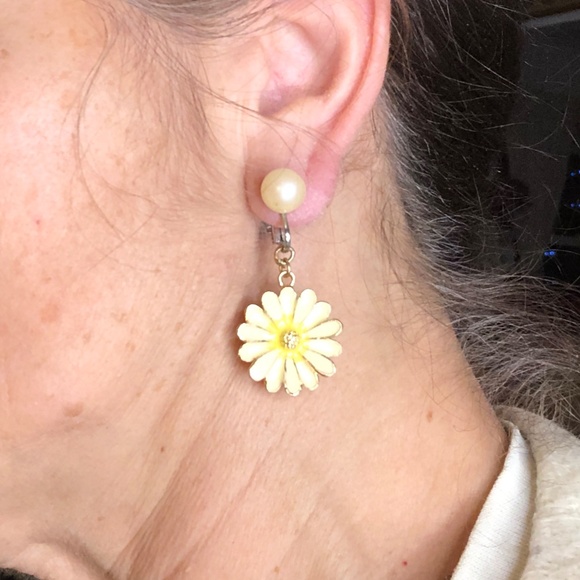 Vintage 50s Faux Pearl Screw Back/Clip On Earrings w/Dangling Ivory Daisy Flower - Picture 9 of 11